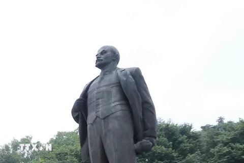 Tượng đài Vladimir Ilyich Lenin ở Vườn hoa Chi Lăng, Hà Nội. (Ảnh: An Đăng/TTXVN)