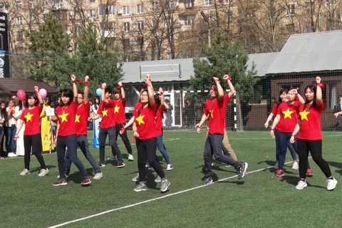 Màn biểu diễn Flash Move của sinh viên. (Ảnh: Duy Trinh/Vietnam+)