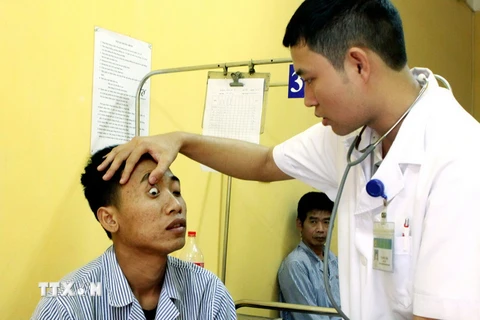 Viện Sốt rét-Ký sinh trùng-Côn trùng thuộc Bộ Y tế mỗi năm khám, điều trị cho 30 đến 40 ca mắc bệnh sốt rét, chủ yếu là người lao động từ vùng lưu hành sốt rét khu vực biên giới Việt-Lào. (Ảnh: Dương Ngọc/TTXVN)