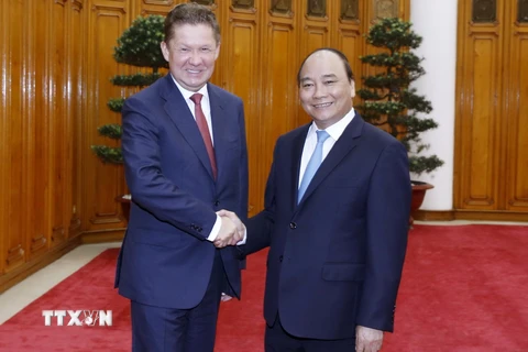 Thủ tướng Nguyễn Xuân Phúc tiếp Chủ tịch Hội đồng quản trị Tập đoàn Dầu khí Gazprom (Liên bang Nga) Aleksey Miller đang ở thăm và làm việc tại Việt Nam. (Ảnh: Thống Nhất/TTXVN)
