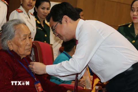 Các mẹ ở tỉnh Kiên Giang được phong tặng danh hiệu Bà mẹ Việt Nam Anh hùng. (Ảnh: Lê Sen/TTXVN)