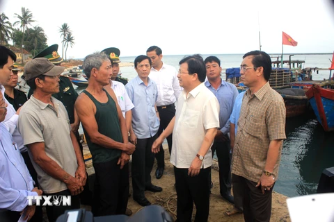 Phó Thủ tướng Trịnh Đình Dũng thăm hỏi, động viên ngư dân cảng cá Cửa Tùng. (Ảnh: Thanh Thủy/TTXVN)