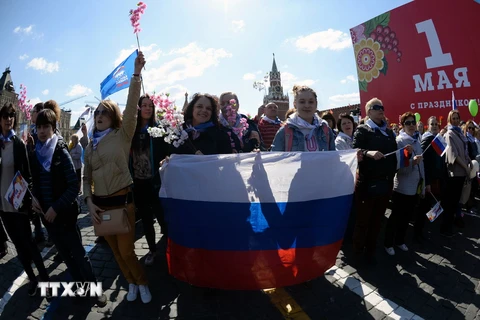 Người dân Nga tham gia tuần hành tại thủ đô Moskva trong ngày Quốc tế lao động 1/5. (Ảnh: AFP/TTXVN)