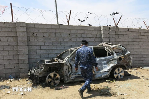 Hiện trường vụ đánh bom ở Nahrawan ngày 30/4. (Ảnh: AFP/TTXVN)