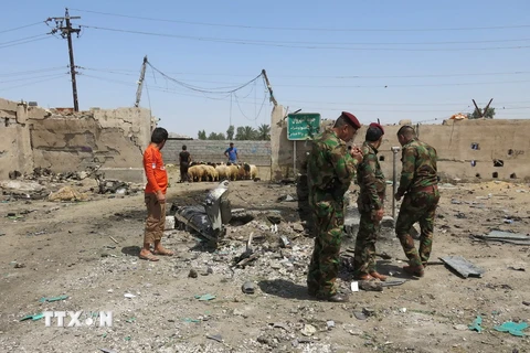 Lực lượng an ninh Iraq điều tra tại hiện trường vụ đánh bom ở Nahrawan ngày 30/4. (Ảnh: AFP/TTXVN)