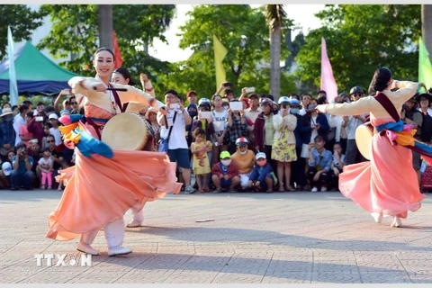 Đoàn múa Yoon Myung Hwa-Hàn Quốc biểu diễn trong Lễ hội đường phố. (Ảnh: Thanh Hà/TTXVN)