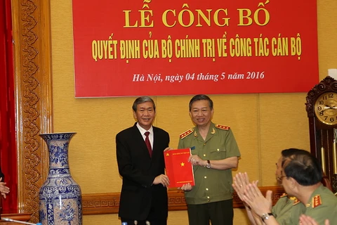 Ông Đinh Thế Huynh, Thường trực Ban Bí thư Trung ương Đảng trao Quyết định cho Bộ trưởng Tô Lâm. (Nguồn: mps.gov.vn)