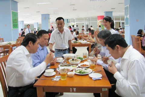 Lãnh đạo Đà Nẵng ăn cơm trưa hải sản để ủng hộ ngư dân