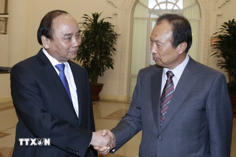 Thủ tướng Nguyễn Xuân Phúc tiếp ông Shin Jong Kyun, Chủ tịch Hội đồng quản trị, Tổng giám đốc Tập đoàn điện tử Samsung của Hàn Quốc. (Ảnh: Thống Nhất/TTXVN)
