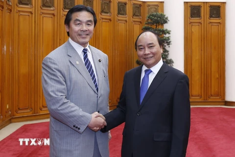 Thủ tướng Nguyễn Xuân Phúc tiếp ông Hiroshi Hase, Bộ trưởng Bộ Giáo dục, Văn hóa, Thể thao, Khoa học và Công nghệ Nhật Bản. (Ảnh: Thống Nhất/TTXVN)