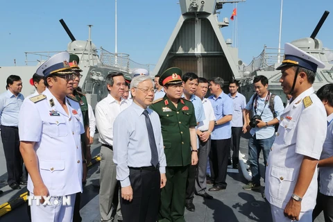 Tổng Bí thư Nguyễn Phú Trọng thăm tàu hộ vệ tên lửa Lý Thái Tổ. (Ảnh: Trí Dũng/TTXVN)