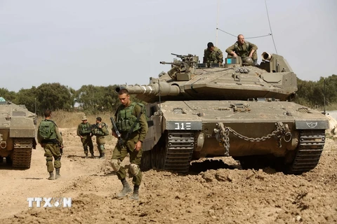Binh sỹ Israel gác tại khu vực gần Nahal Oz, giáp giới Gaza ngày 4/5 vừa qua. (Ảnh: AFP/TTXVN)