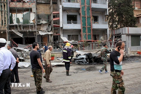 Hiện trường một vụ tấn công bằng rocket nhằm vào khu dân cư ở Aleppo làm 11 người thiệt mạng, 37 người bị thương ngày 3/5 vừa qua. (Ảnh: EPA/TTXVN)