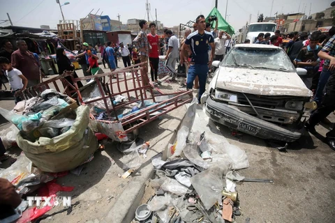 Hiện trường vụ đánh bom ở Sadr City, Baghdad, Iraq ngày 11/5. (Ảnh: AFP/TTXVN)