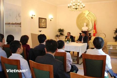 Giáo sư-tiến sỹ Hoàng Chí Bảo nói chuyện với cộng đồng người Việt tại Đức về Bác Hồ. (Ảnh: Đức Chung/Vietnam+)