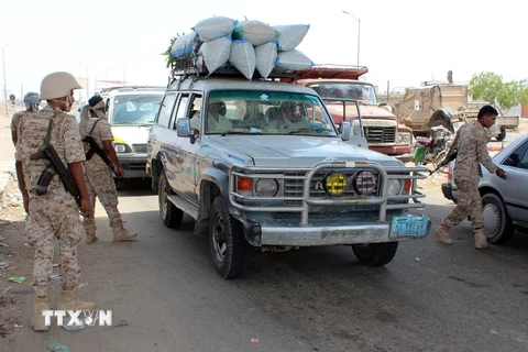 Lực lượng an ninh Yemen gác tại một trạm kiểm soát tại thành phố Aden, miền nam Yemen ngày 16/5. (Ảnh: AFP/TTXVN)