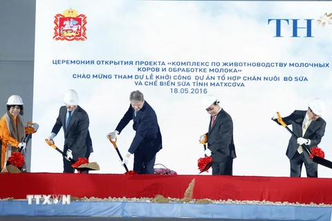Thủ tướng Nguyễn Xuân Phúc và các đại biểu thực hiện nghi lễ khởi công. (Ảnh: Thống Nhất/TTXVN)