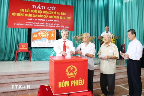 Các cử tri cao tuổi phường Thị Cầu, thành phố Bắc Ninh tham gia bỏ phiếu bầu tại tổ bầu cử số 04, phường Thị Cầu. (Ảnh: Thái Hùng/TTXVN)