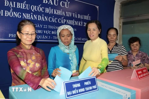 Đồng bào dân tộc Chăm TP Hồ Chí Minh bỏ phiếu bầu cử tại khu vực bỏ phiếu số 89, phường 13, quận 3. (Ảnh: Thanh Vũ/TTXVN)