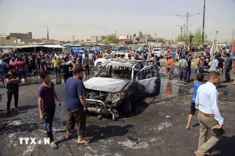 Hiện trường vụ đánh bom ở Sadr City, phía đông thủ đô Baghdad ngày 17/5 vừa qua. (Ảnh: THX/TTXVN)