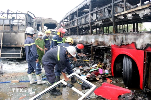 Hiện trường vụ tai nạn giao thông khiến 12 người chết tại Bình Thuận đang được các ngành chức năng khẩn trương xử lý khắc phục hậu quả. (Ảnh: Nguyễn Thanh/TTXVN)