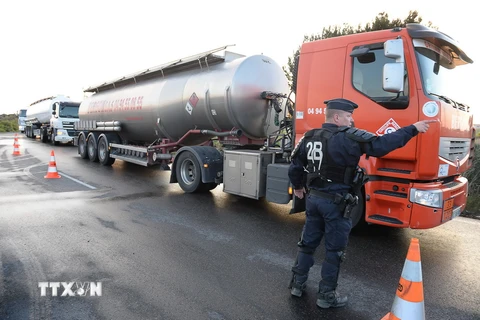 Các xe bồn đến kho nhiên liệu ở Fos-sur-Mer (miền nam Pháp) ngày 24/5 vừa qua. (Ảnh: AFP/TTXVN)