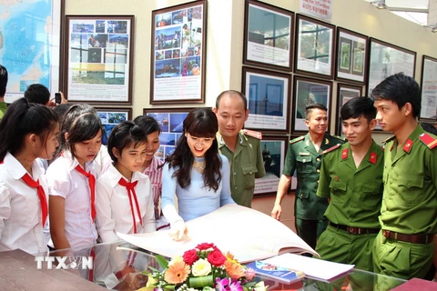 Cán bộ, chiến sỹ, học sinh các trường học tại Tây Ninh đến tham quan triển lãm "Hoàng Sa, Trường Sa của Việt Nam-Những bằng chứng lịch sử và pháp lý." (Ảnh: Lê Đức Hoảnh/TTXVN)