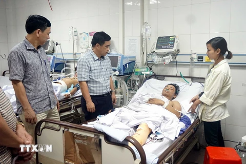 Đoàn công tác Ban An toàn giao thông tỉnh Nghệ An thăm hỏi, động viên thân nhân gia đình nạn sau vụ nổ, đang được điều trị tại Bệnh viện 115 Nghệ An. (Ảnh: Tá Chuyên/TTXVN) 