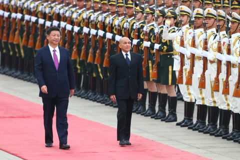 Chủ tịch Trung Quốc Tập Cận Bình và Quốc vương Campuchia Norodom Sihamoni tại lễ đón chính thức ở thủ đô Bắc Kinh của Trung Quốc, ngày 3/6. (Nguồn: EPA)