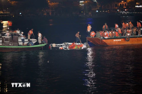 Các lực lượng cứu nạn "trắng đêm" nỗ lực tìm kiếm cứu người bị nạn trong tàu bị chìm trên sông Hàn, Đà Nẵng. (Ảnh: Trần Lê Lâm/TTXVN)