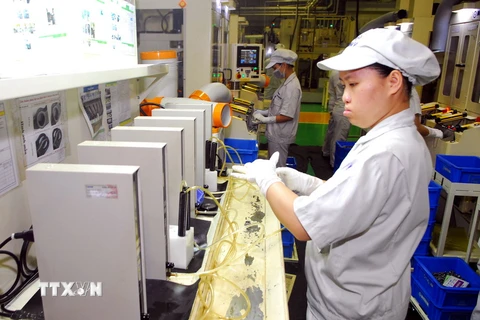 Dây chuyền sản xuất phụ kiện ôtô, xe máy phục vụ thị trường nội địa và xuất khẩu tại Công ty TNHH Nissin Manufacturing Việt Nam (100% vốn đầu tư của Nhật Bản) tại Khu Công nghiệp Lương Sơn, tỉnh Hòa Bình. (Ảnh: Danh Lam/TTXVN)
