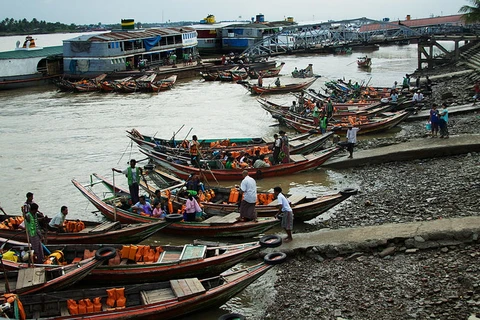 Cầu cảng sầm uất tại Yangon. (Nguồn: wikimedia.org)