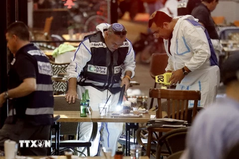 Cảnh sát Israel điều tra tại hiện trường vụ tấn công. (Ảnh: AFP/TTXVN)