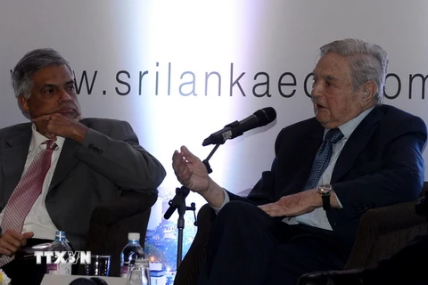 Nhà tài phiệt người Mỹ George Soros - phải. (Ảnh: AFP/TTXVN)