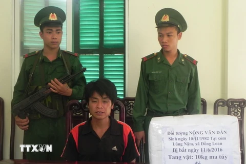 Đối tượng Nông Văn Dẫn bị bắt giữ tại Đồn Biên phòng cửa khẩu Lý Vạn, huyện Hạ Lang, Cao Bằng. (Ảnh: Quốc Đạt/TTXVN)