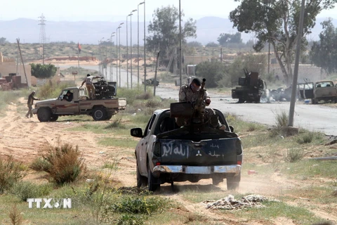 Các tay súng thuộc lực lượng Bình minh Libya tại khu vực Bir al-Ghanam, Libya. (Ảnh: THX/TTXVN)