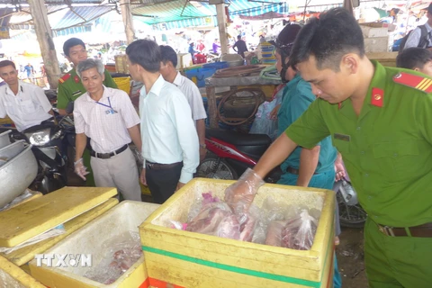 Đoàn kiểm tra liên ngành thị xã Đồng Xoà, Bình Phước phát hiện một kho chứa hơn 700kg thịt heo, thịt bò và nội tạng động vật bốc mùi ngày 10/5 vừa qua. (Ảnh: Nguyễn Văn Việt/TTXVN)