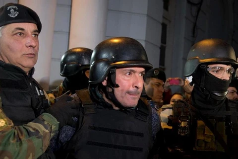Cảnh sát hộ tống ​cựu Quốc vụ khanh Bộ Kế hoạch, Đầu tư Công và Dịch vụ Jose Lopez. (Nguồn: AP)
