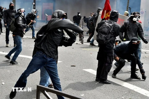 Người biểu tình quá khích xung đột với cảnh sát tại thủ đô Paris, Pháp ngày 14/6. (Ảnh: AFP/TTXVN)