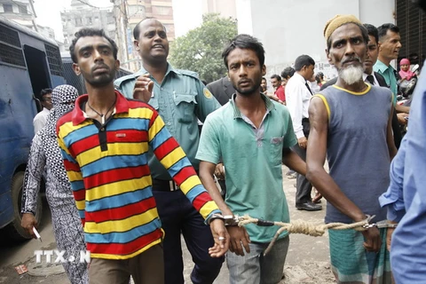 Các đối tượng bị cảnh sát bắt giữ trong chiến dịch lớn truy quét phiến quân tại Dhaka. (Ảnh: EPA/TTXVN)