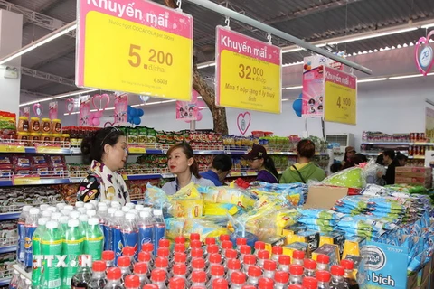 Khách hàng, người tiêu dùng mua sắm tại siêu thị Saigon Co.op, TP.HCM. (Ảnh: Thanh Vũ/TTXVN)