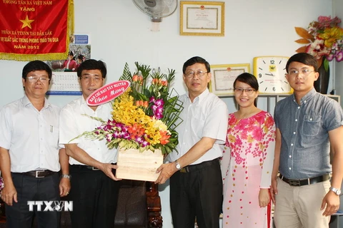 Phó Trưởng ban Thường trực Ban Chỉ đạo Tây Nguyên Trần Việt Hùng, đến thăm và tặng hoa chúc mừng cán bộ, phóng viên Cơ quan Thường trú Thông tấn xã Việt Nam tại Đắk Lắk. (Ảnh: Dương Giang/TTXVN)