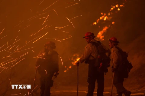 Nhân viên cứu hỏa dập lửa tại khu vực Santa Barbara, California ngày 17/6 tới. (Ảnh: AFP/TTXVN)