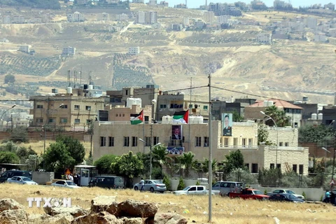 Quang cảnh bên ngoài Văn phòng cơ quan tình báo Jordan trại Baqaa sau vụ tấn công ngày 6/6 vừa qua. (Ảnh: AFP/TTXVN)