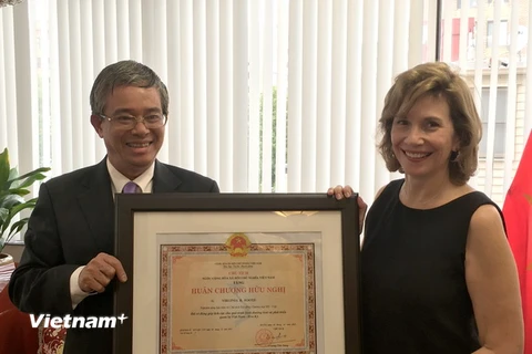 Đại sứ Việt Nam tại Hoa Kỳ trao Huân chương hữu nghị cho bà Virginia Foote, Chủ tịch Phòng Thương mại Hoa Kỳ tại Hà Nội. (Ảnh: Thanh Tuấn/Vietnam+)