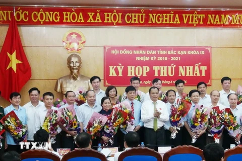 Các đại biểu ra mắt tại kỳ họp Hội đồng Nhân dân các tỉnh Bắc Kạn lần thứ nhất. (Ảnh: Vũ Hoàng Giang/TTXVN)