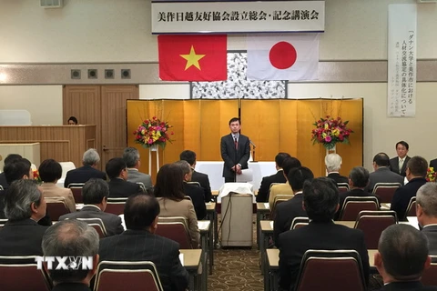 Tổng lãnh sự Việt Nam tại Osaka Trần Đức Bình phát biểu tại một buổi lễ. (Ảnh: TTXVN phát)