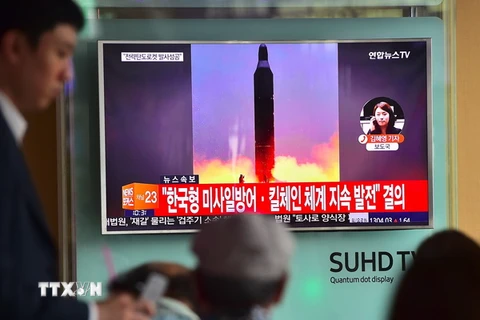 Bản tin về vụ phóng thử tên lửa tầm trung Musudan của Triều Tiên được phát tại nhà ga ở thủ đô Seoul, Hàn Quốc ngày 23/6 vừa qua. (Ảnh: AFP/TTXVN)