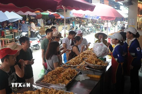 Chả mực là món ăn được nhiều khách hàng lựa chọn khi đến với Hạ Long. (Ảnh: Quang Quyết/TTXVN)