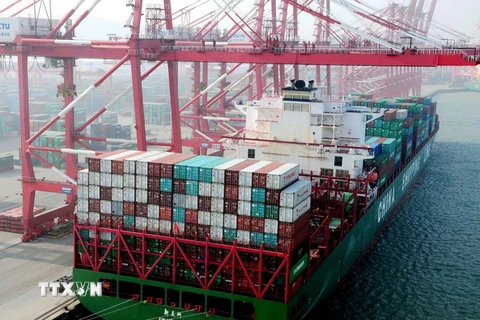 Tàu container cập cảng. (Ảnh: AFP/TTXVN)